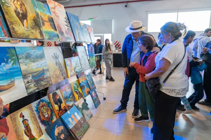  El intendente Othar Macharashvili, se tomó su tiempo para charlar con cada uno de los expositores.