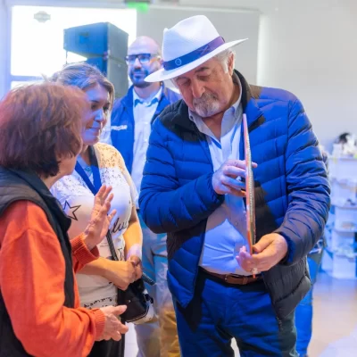 Othar Macharashvili recorrió  la muestra anual de los Talleres Barriales 2025 en Comodoro