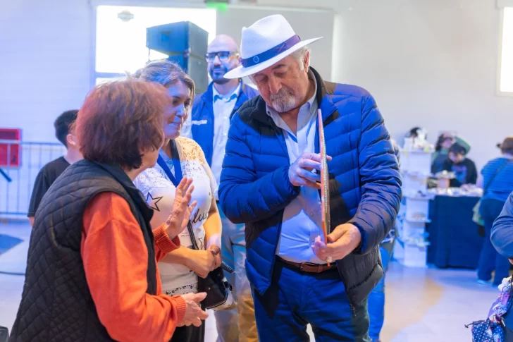 Othar Macharashvili recorrió  la muestra anual de los Talleres Barriales 2025 en Comodoro