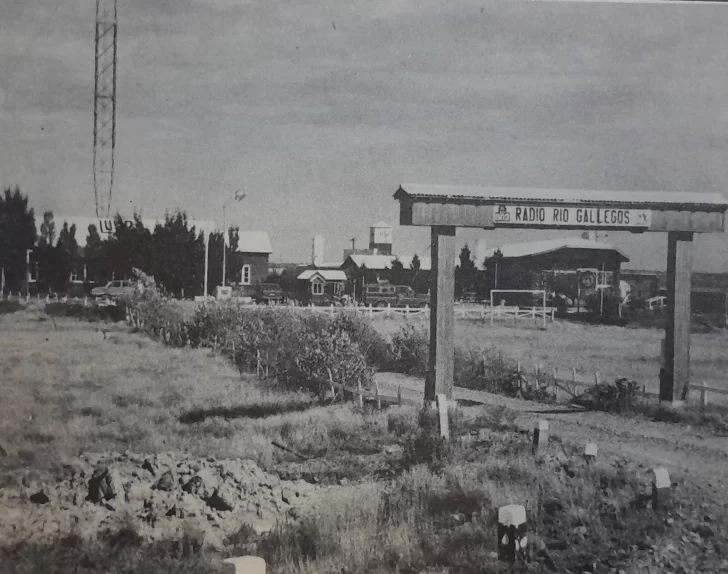  La planta transmisora de Radio LU12 AM680 en el Km 2795 de la Ruta 3, de 4000 mts cuadrados, tenía cinco departamentos para el personal, depósitos, sector técnico, talleres, salones de esparcimiento y hasta un vivero para plantas.