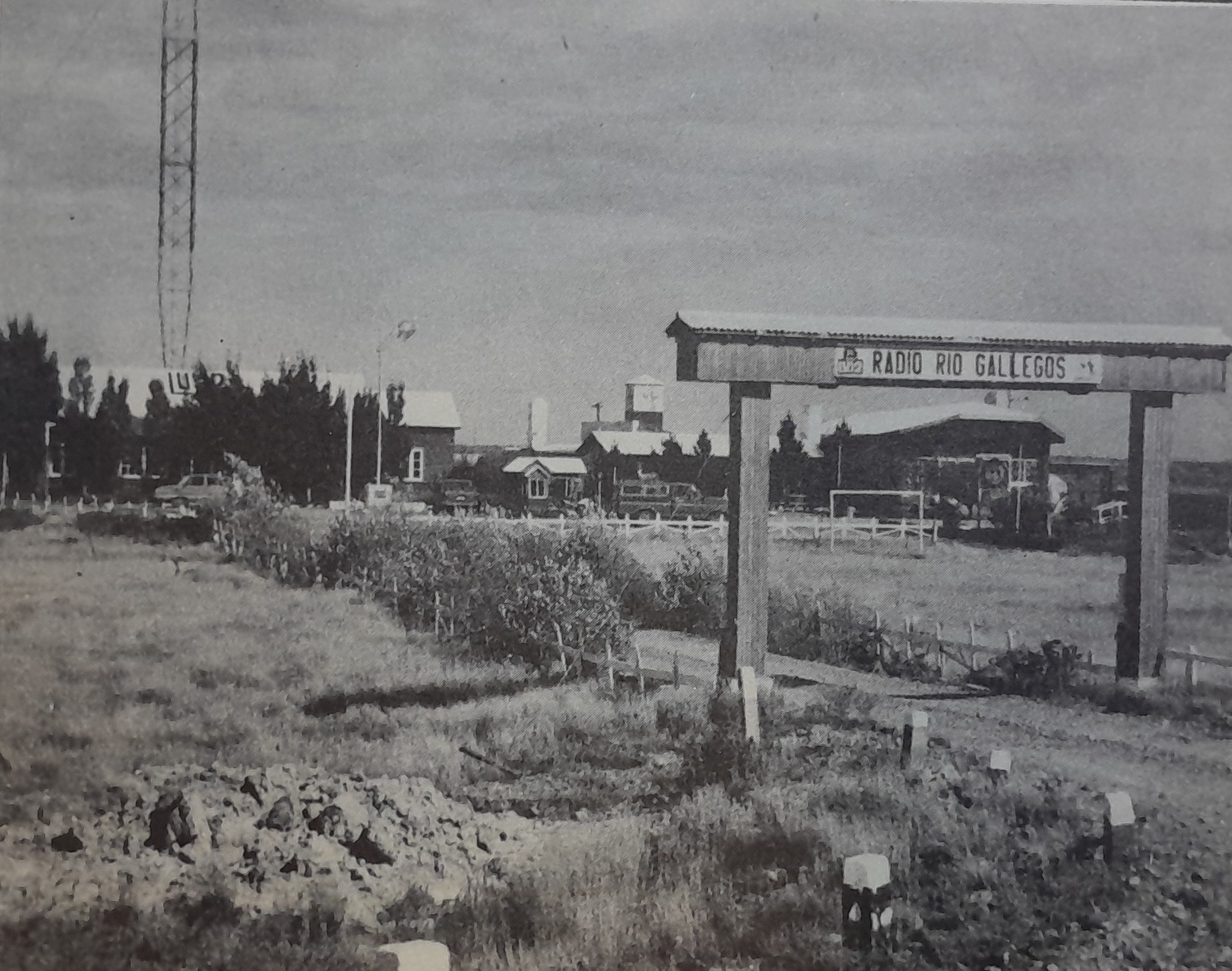  La planta transmisora de Radio LU12 AM680 en el Km 2795 de la Ruta 3, de 4000 mts cuadrados, tenía cinco departamentos para el personal, depósitos, sector técnico, talleres, salones de esparcimiento y hasta un vivero para plantas.