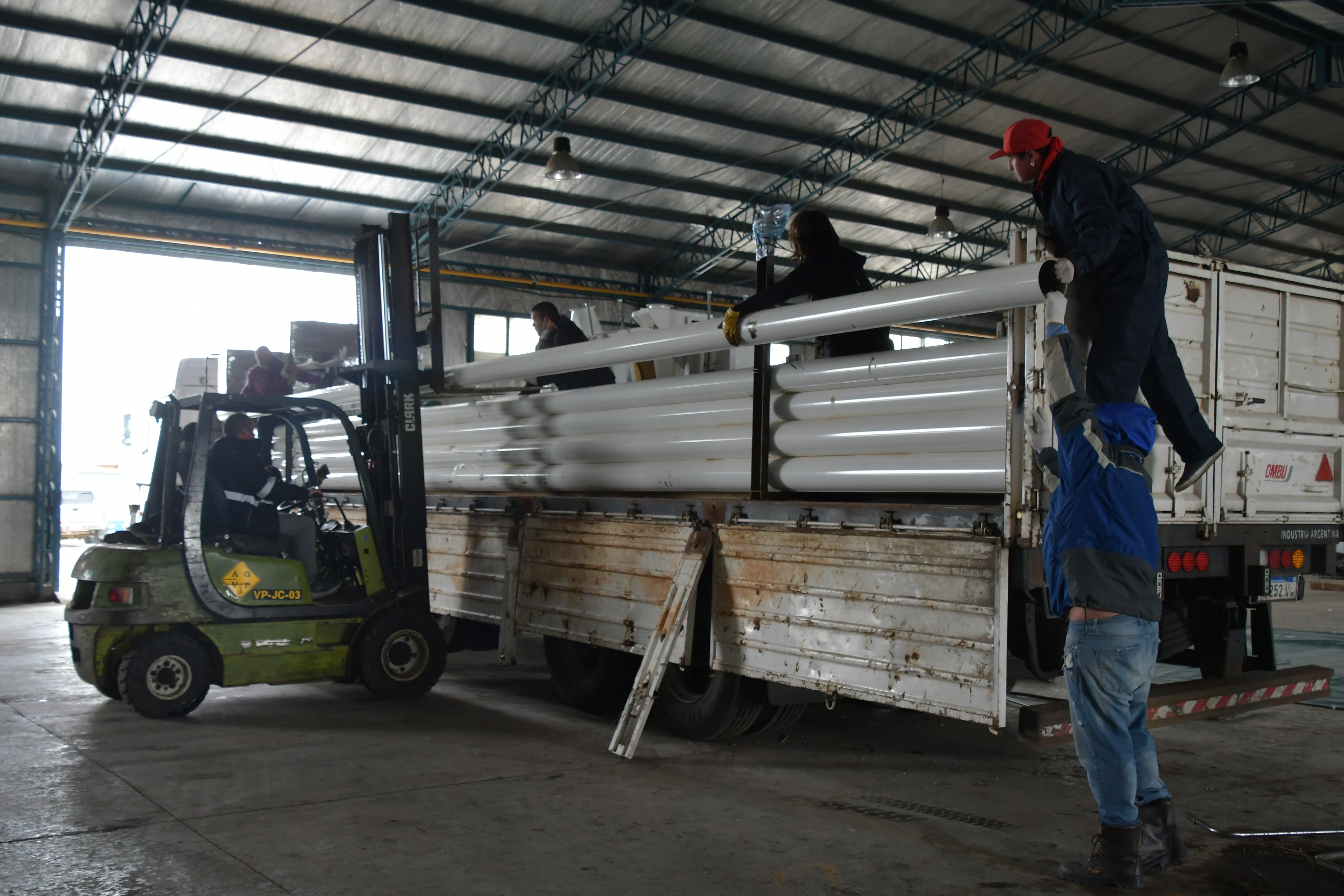  Con la ayuda de autoelevadoras sampi descargaron parte de la planta de alimentos. FOTO: JUAN PALACIOS / LA OPINIÓN AUSTRA.