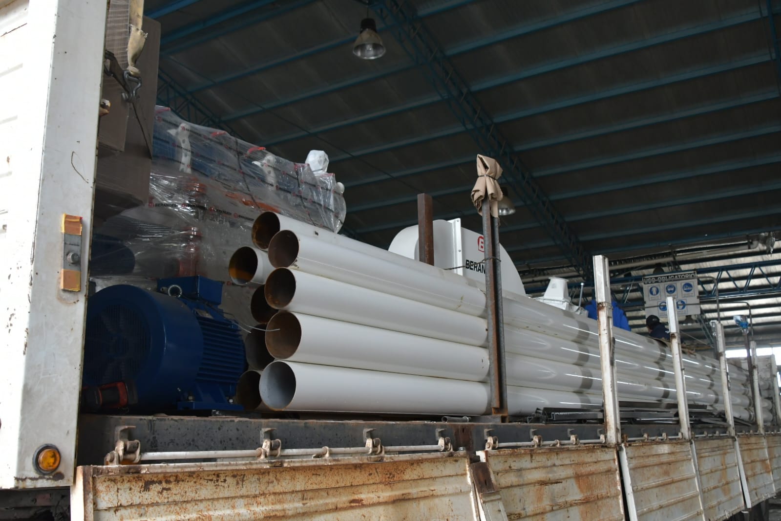  Los camiones con la planta de alimentos desmontada llegó al predio de Santa Cruz Puede en Río Gallegos. FOTO: JUAN PALACIOS / LA OPINIÓN AUSTRAL.