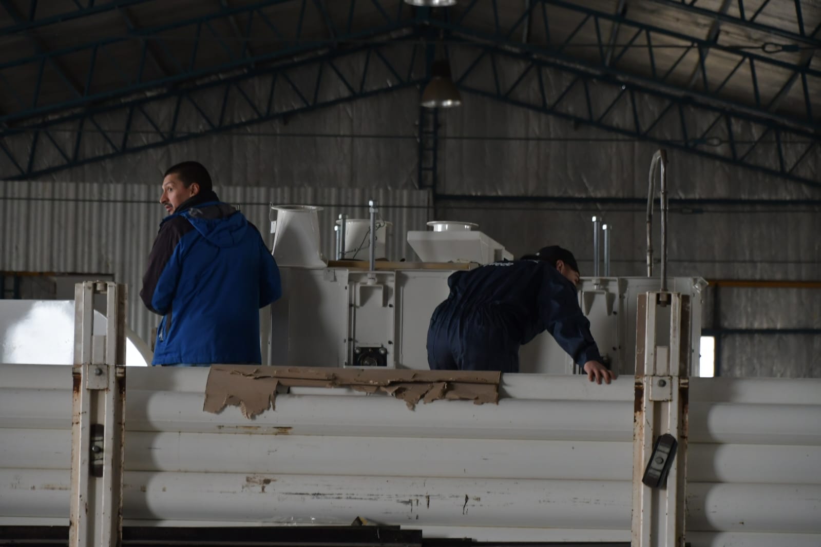  Trabajadores comenzaron a descargar la planta de pellets para alimentar a los animales en las estancias. FOTO: JUAN PALACIOS / LA OPINIÓN AUSTRAL.