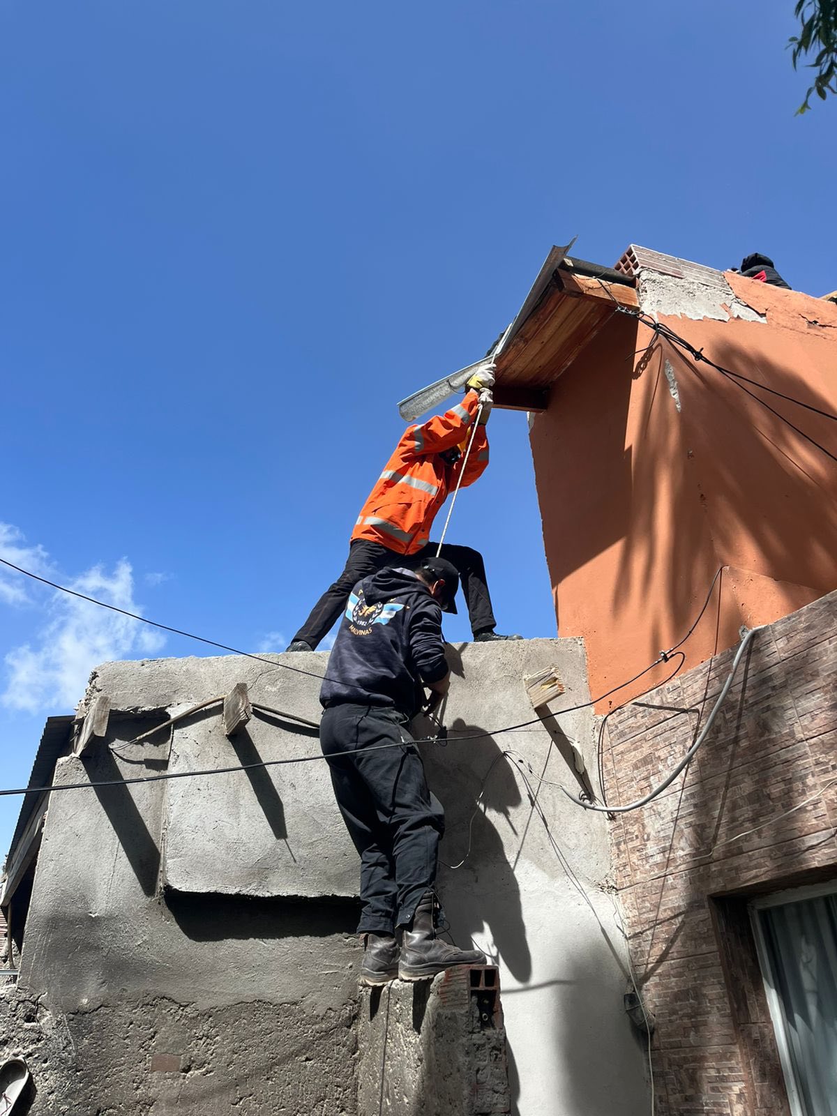  Personal de Protección Civil subido a los techos para arreglar los daños en la zona norte.