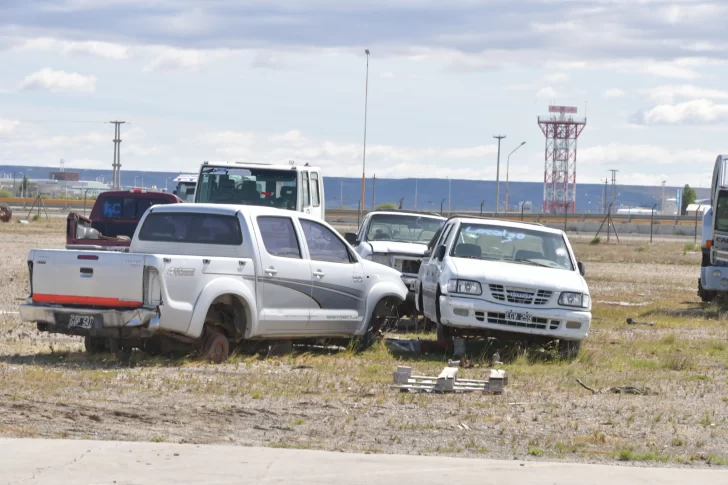  Camiones, autos y maquinaria deteriorada por el paso del tiempo. La Justicia Federal será la que dictamine qué pasará con esos vehículos. FOTO: JUAN PALACIOS/LA OPINIÓN AUSTRAL