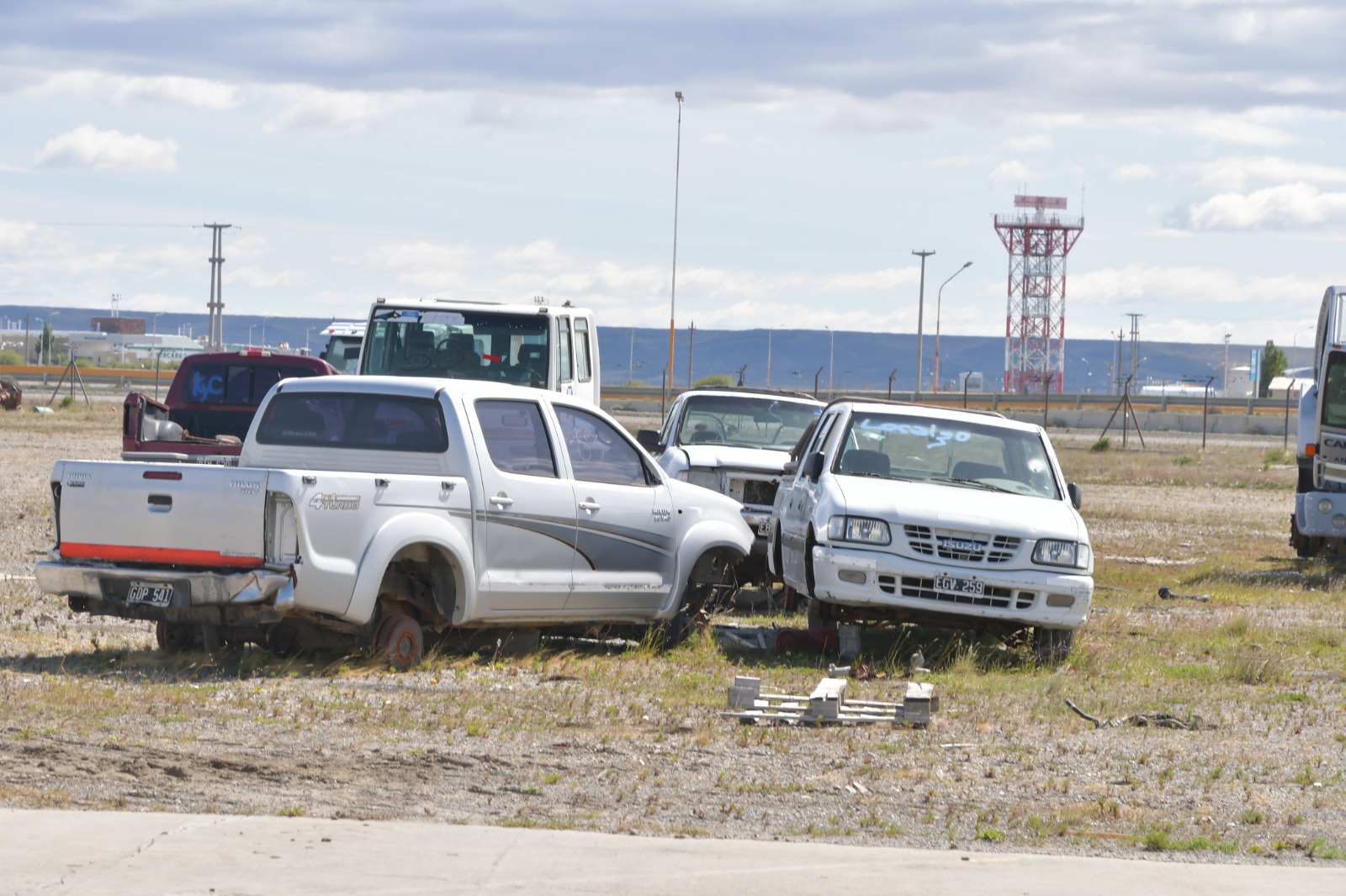  Camiones, autos y maquinaria deteriorada por el paso del tiempo. La Justicia Federal será la que dictamine qué pasará con esos vehículos. FOTO: JUAN PALACIOS/LA OPINIÓN AUSTRAL