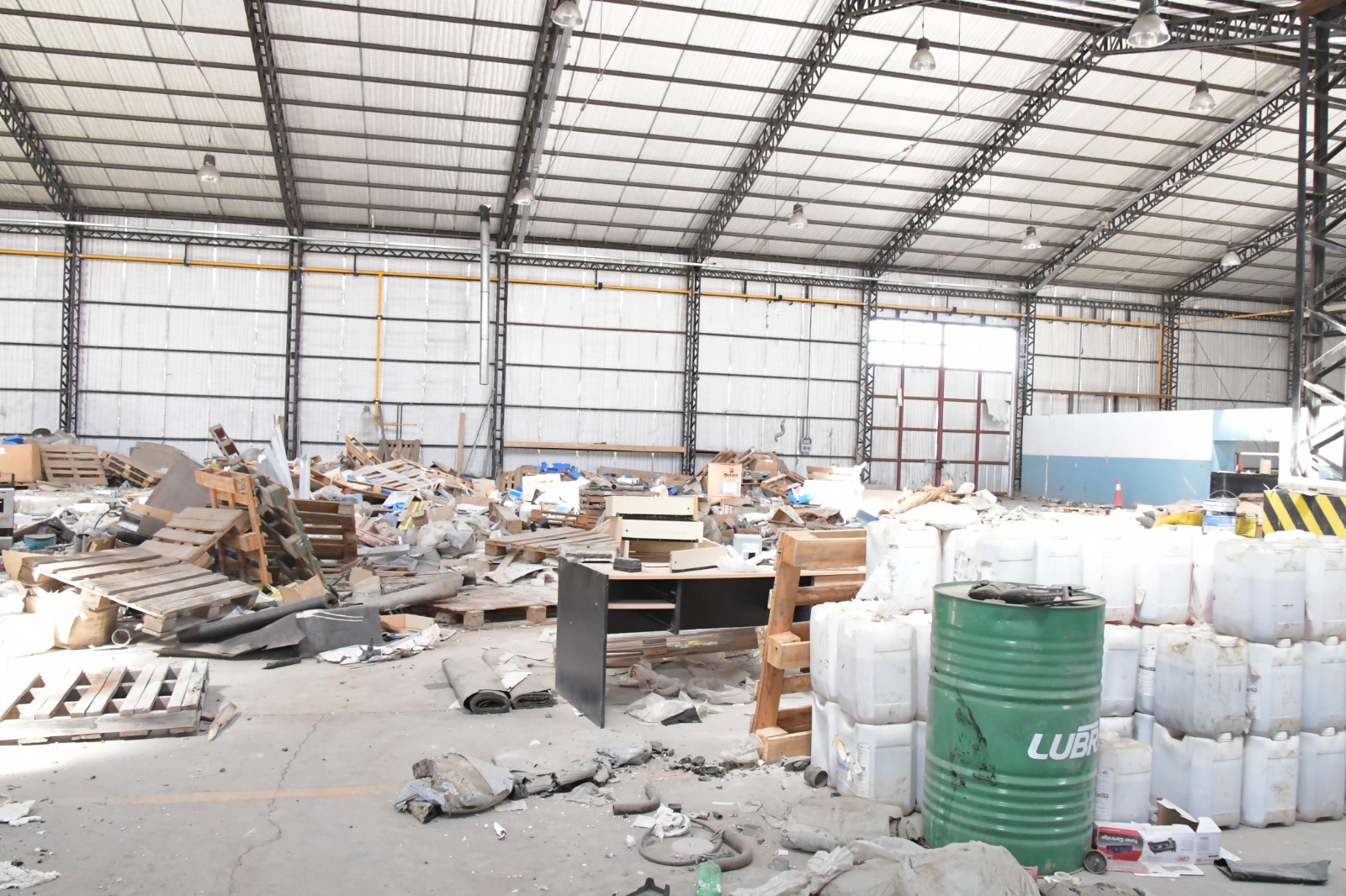  La limpieza del lugar comenzó este mismo jueves, adelantó Nadia Ricci a La Opinión Austral. FOTO JUAN PALACIOS/LA OPINIÓN AUSTRAL.