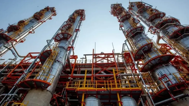  Las refinerías argentinas necesitan cada vez más el petróleo pesado del sur argentino para poder densificar el crudo que viene de Vaca Muerta, paara poder refinarlo.