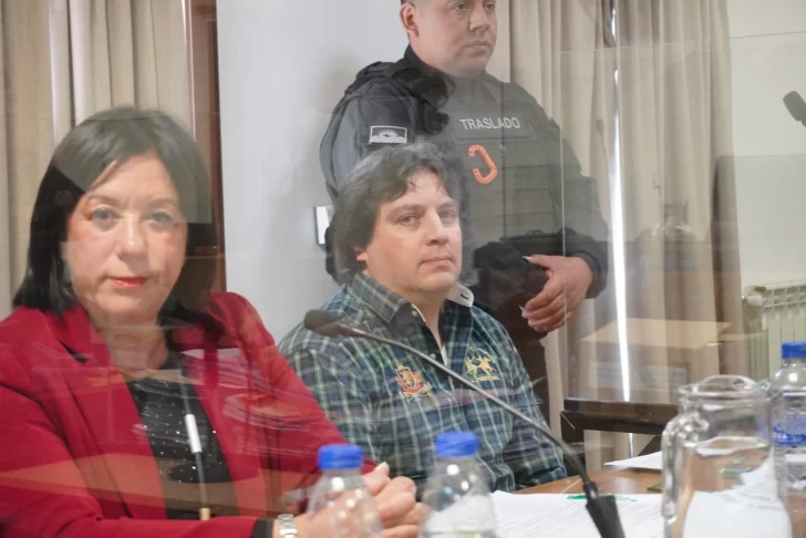 Roberto Neil junto a la abogada Mariana Barbitta, durante la apertura del juicio oral en Río Gallegos. FOTO: LEANDRO FRANCO