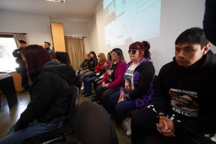  La familia de Franco Cuevas estuvo presente en la lectura del fallo. No estuvieron ni el condenado Roberto Neil ni su familia. FOTO: LEANDRO FRANCO / LA OPINIÓN AUSTRAL.