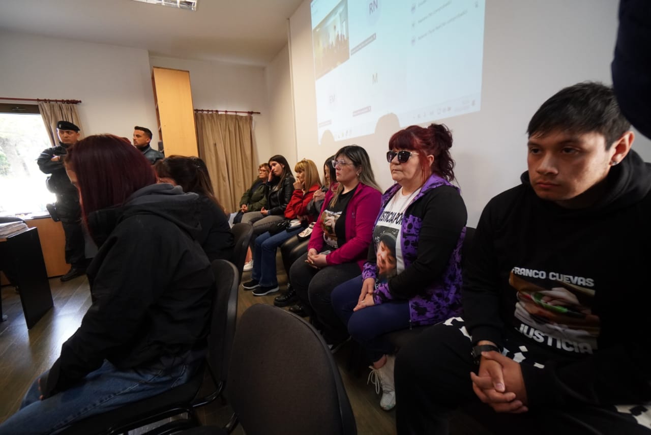  La familia de Franco Cuevas estuvo presente en la lectura del fallo. No estuvieron ni el condenado Roberto Neil ni su familia. FOTO: LEANDRO FRANCO / LA OPINIÓN AUSTRAL.