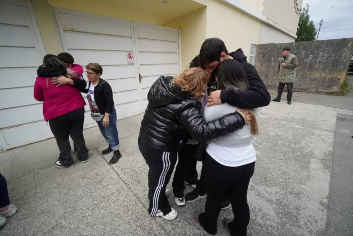  La familia de Franco Cuevas se acompañó durante y tras el juicio por el asesinato que condenó a Roberto Neil a 11 años de presión. FOTO: LEANDRO FRANCO / LA OPINIÓN AUSTRAL.