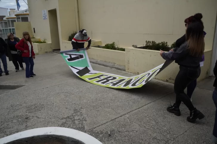  Familiares guardan la bandera que usaron para pedir justicia por Franco Cuevas. Roberto Neil fue condenado a 11 años de prisión efectiva. FOTO: LEANDRO FRANCOS / LA OPINIÓN AUSTRAL.
