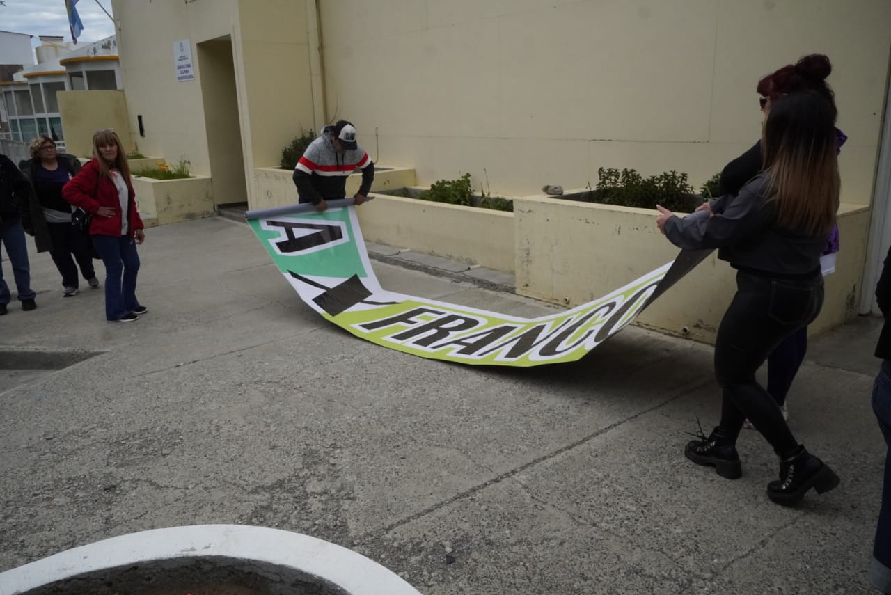  Familiares guardan la bandera que usaron para pedir justicia por Franco Cuevas. Roberto Neil fue condenado a 11 años de prisión efectiva. FOTO: LEANDRO FRANCOS / LA OPINIÓN AUSTRAL.