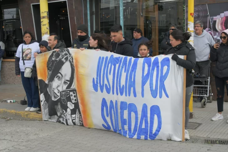  Los familiares de Soledad maidana presentes en el tradicional izamiento dominical de Río Gallegos. FOTO: JUAN PALACIOS/LA OPINIÓN AUSTRAL