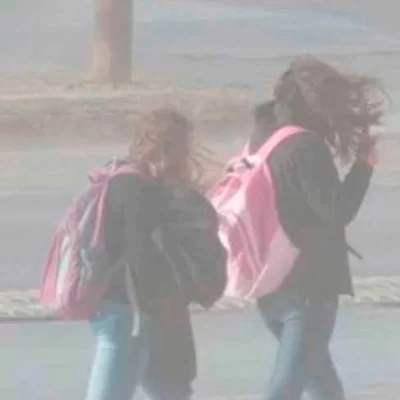 Emiten alerta naranja y amarilla por fuertes vientos para este viernes en Santa Cruz Emiten alerta naranja y amarilla por fuertes vientos para este viernes en Santa Cruz