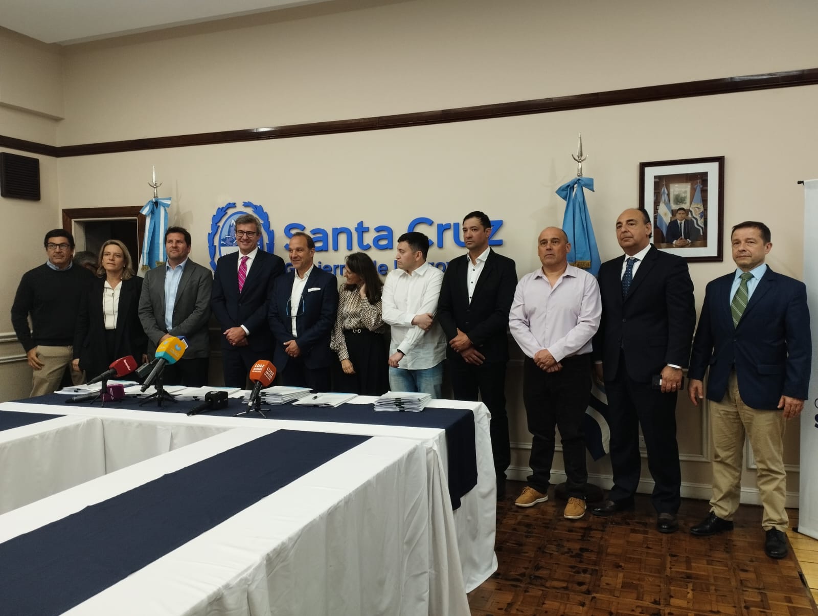  De derecha a izquierda, el equipo de Brest: Norberto Castello, Mauricio Janut, Maximiliano Duarte, Matías Rodríguez presidente, Matias Rodriguez (hijo); Silvana Chacra (Roch); Gustavo Salerno (Presidente de Patagonia Resources SA); Gustavo Albrecht (Presidente de Roch); Santiago Egurza (director de Azruge SA); Ines Moronta (Apoderada de Quintana E&P Argentina SRL y Quintana Energy Investments S.A) y Juán Ignacio González Pedroso (presidente Clear Petrolum S.A.)