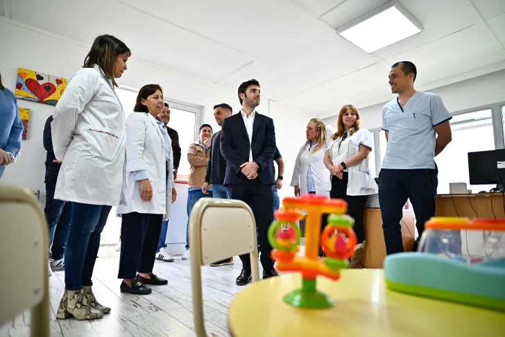  Durante la recorrida del Hospital Regional de Comodoro Rivadavia, Ignacio Torres dejó inaugurado dos nuevos servicios de Salud.