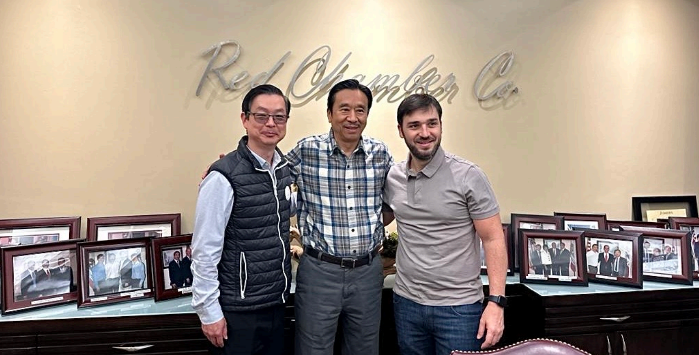  La convicción de que los nuevos permisos serán para Red Chamber Argentina, es la base de la polémica actual. En la imágen Torres junto al presidente de la empresa estadounidense en 2023.