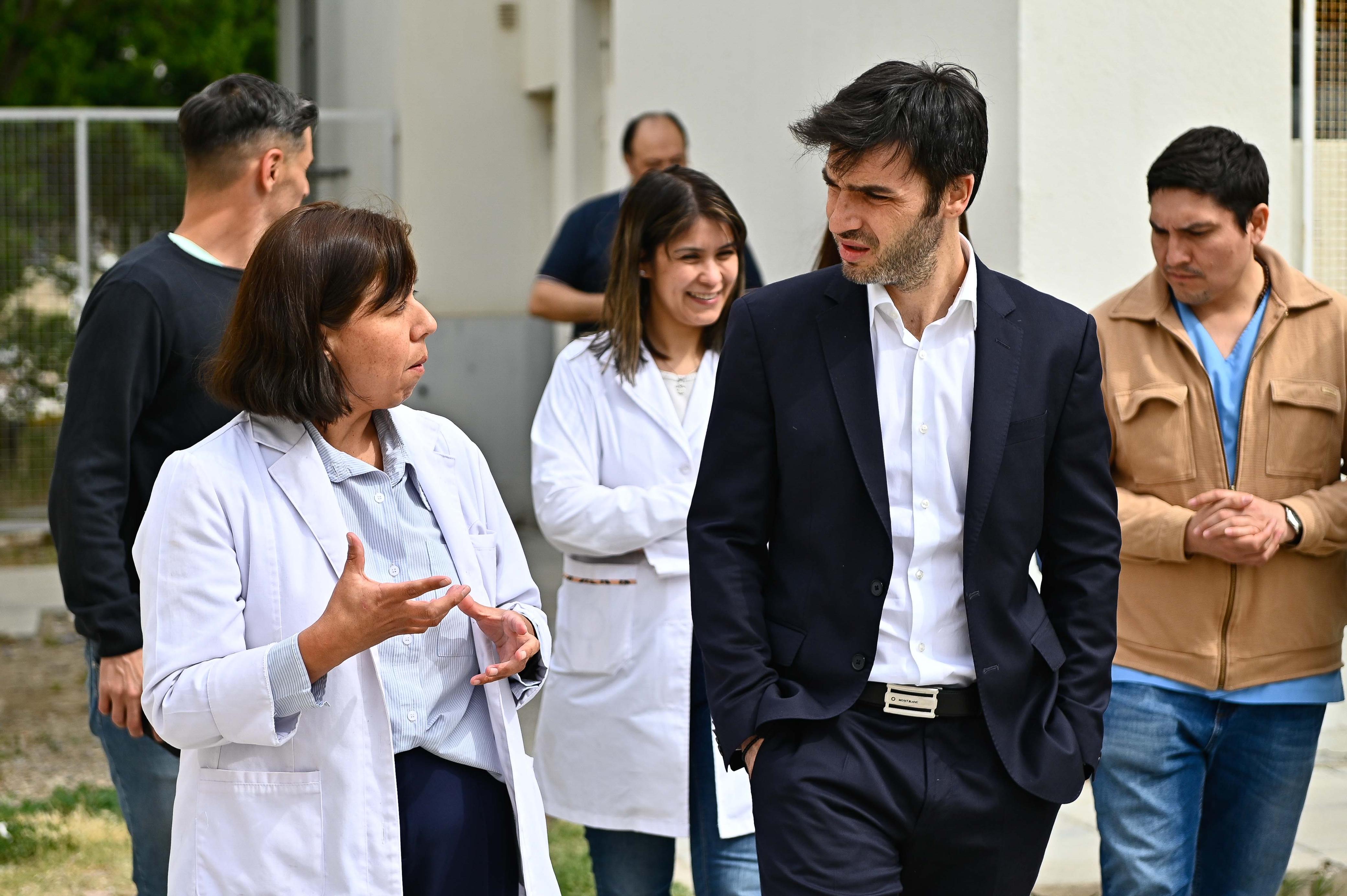  Ignacio Torres junto a la directora del Hospital Regional de Comodoro Rivadavia, Romina Galarza.