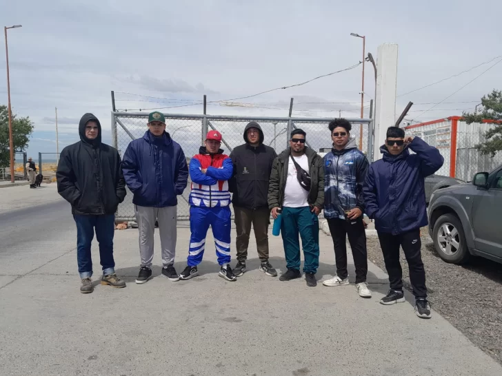 Trabajadores de la “banquina chica” protestan en el ingreso a Caleta Paula tras despidos en Vepez