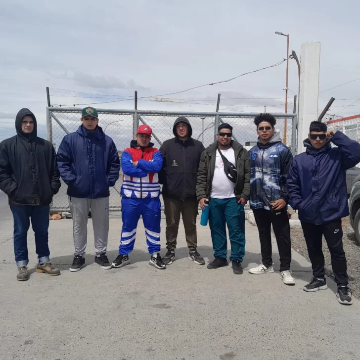 Trabajadores de la “banquina chica” protestan en el ingreso a Caleta Paula tras despidos en Vepez