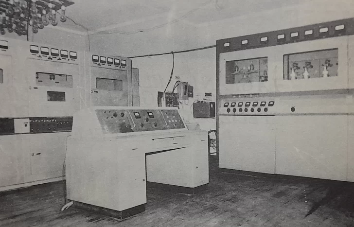  LU12 AM680 era la única radio del país que contaba con 3 equipos. Un Philips Selecto de 25/30 Kv, el equipo transmisor Principal Philips de 5 Kv y el de emergencia de 1 Kv alimentado por usina propia.