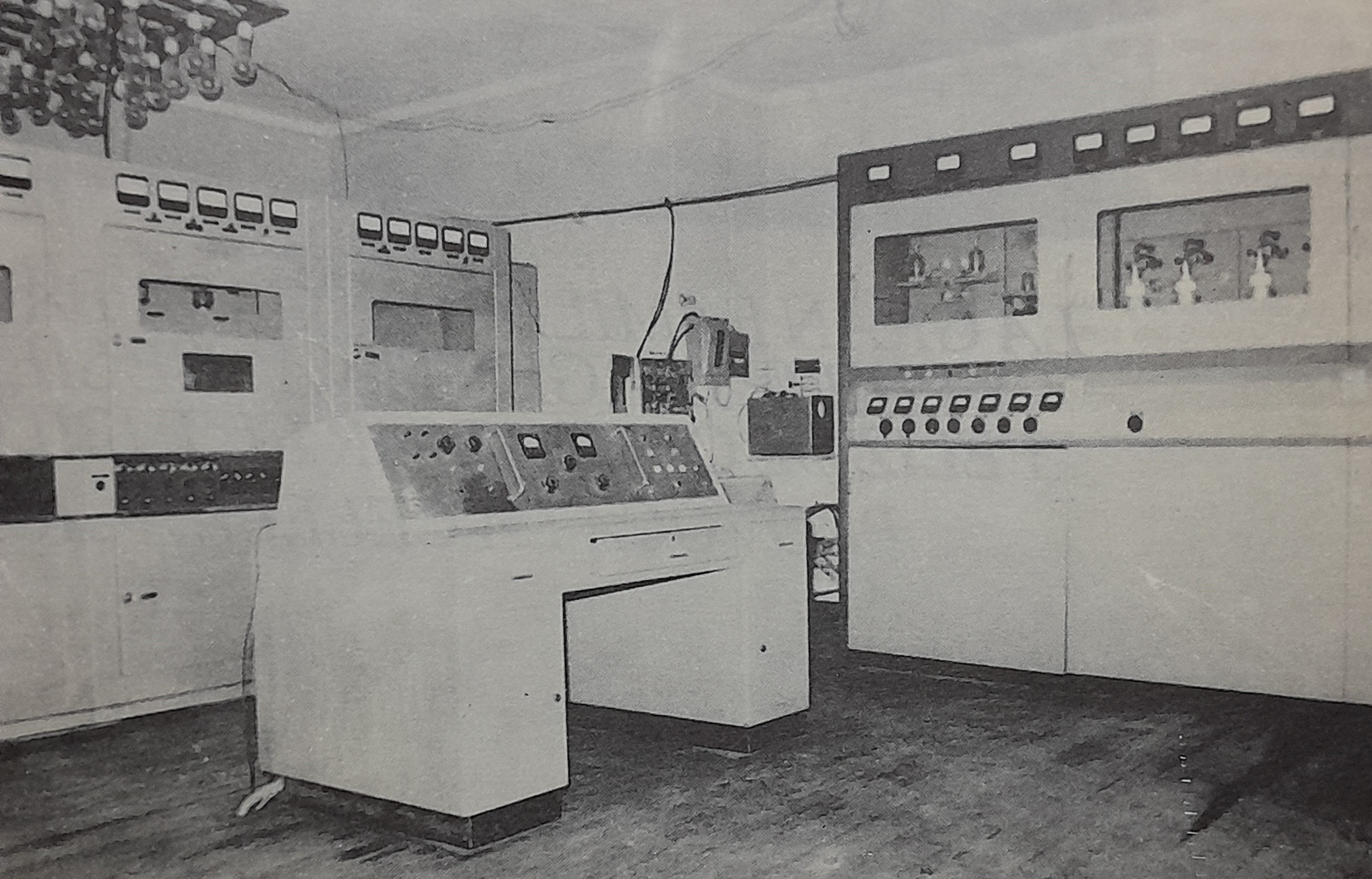  LU12 AM680 era la única radio del país que contaba con 3 equipos. Un Philips Selecto de 25/30 Kv, el equipo transmisor Principal Philips de 5 Kv y el de emergencia de 1 Kv alimentado por usina propia.