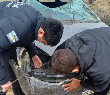 Claudio Vidal ayudó a una mujer que había volcado en la Ruta 3