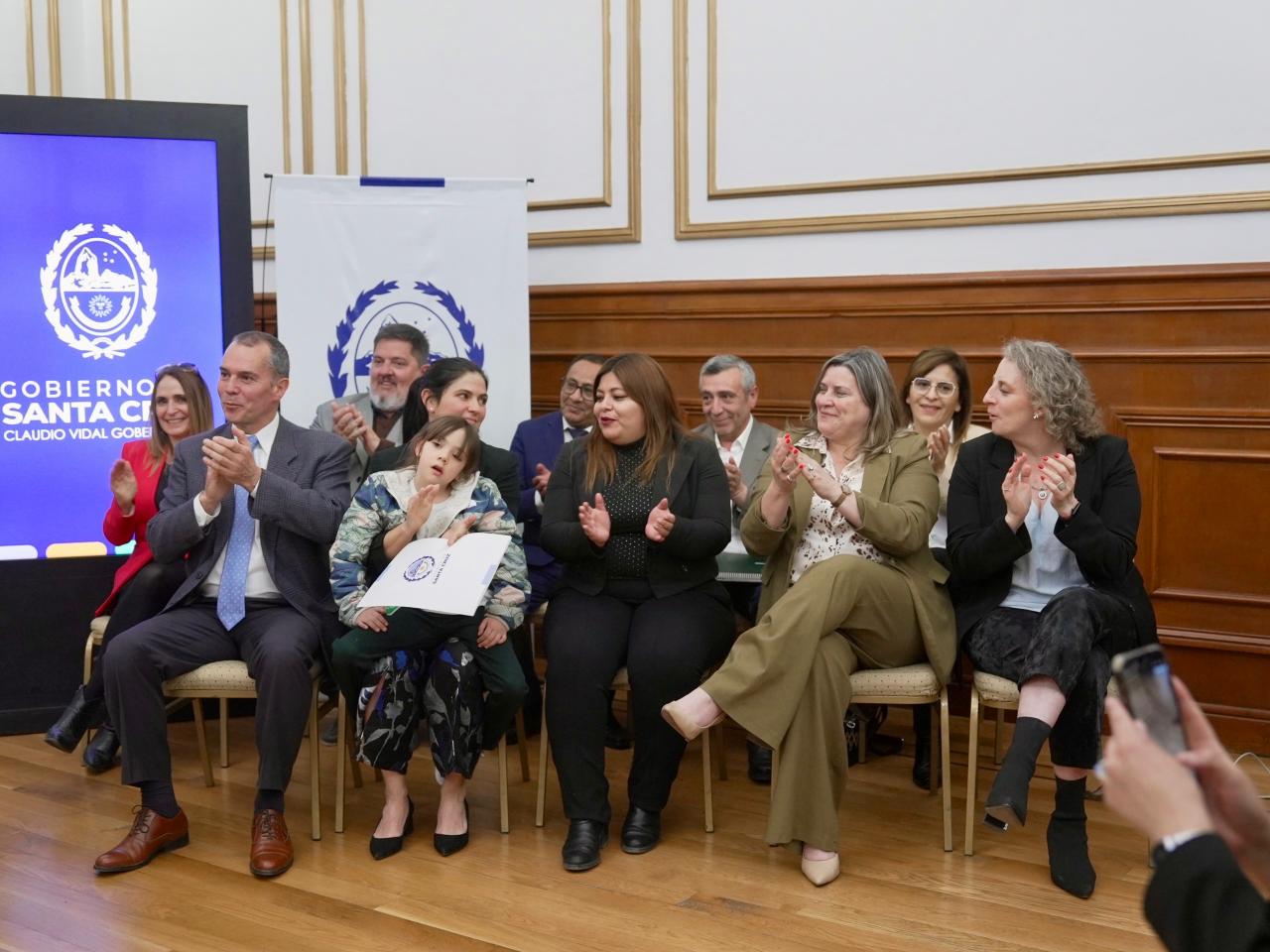  Estuvieron presentes en el acto Daniel Álvarez, Cecilia Borselli, Nadia Ricci, Luisa Cárdenas, Ezequiel Verbes, María Lorena Ross, Pedro Prodromos y Jaime Álvarez, entre otros funcionarios. Foto: Gobierno de Santa Cruz.