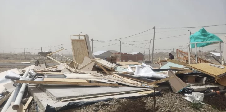  Una vivienda de material ligero quedó destrozada por la fuerza del viento.