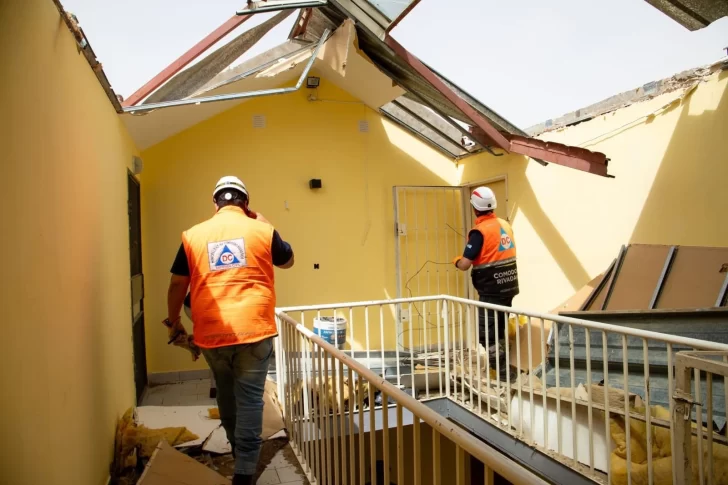  El personal de Defensa Civil y operarios municipales tuvieron más de 100 intervenciones por voladuras de techos y otros destrozos.