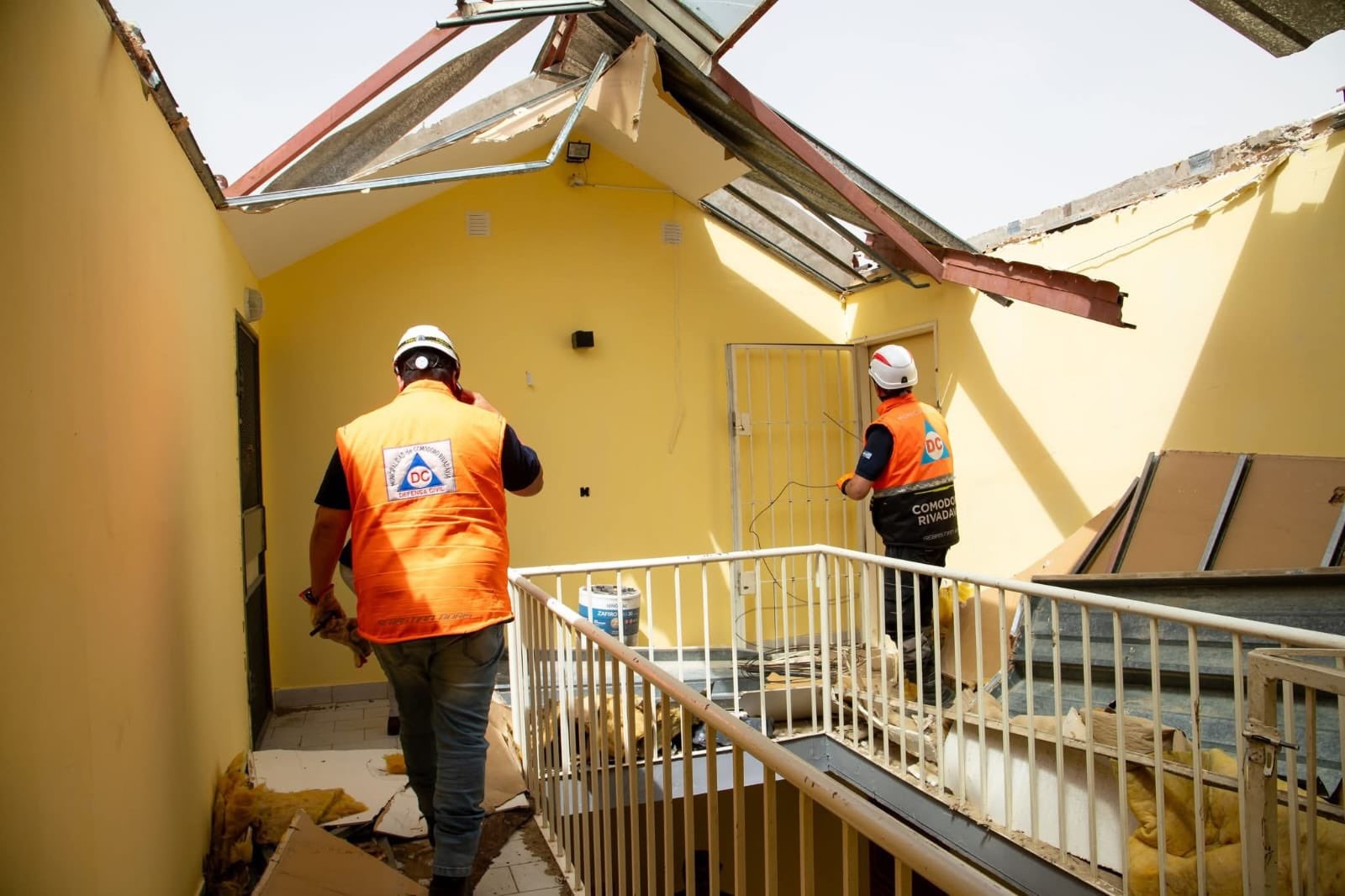  El personal de Defensa Civil y operarios municipales tuvieron más de 100 intervenciones por voladuras de techos y otros destrozos.
