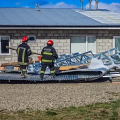 El viento arrancó un techo enteró de 12 metros en el barrio Los Sauces de Río Gallegos