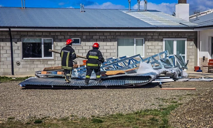 El viento arrancó un techo enteró de 12 metros en el barrio Los Sauces de Río Gallegos