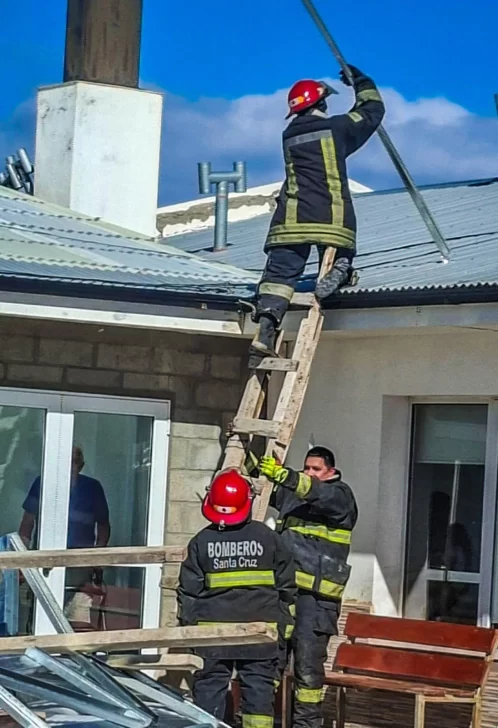 El viento arrancó un techo enteró de 12 metros en el barrio Los Sauces de Río Gallegos