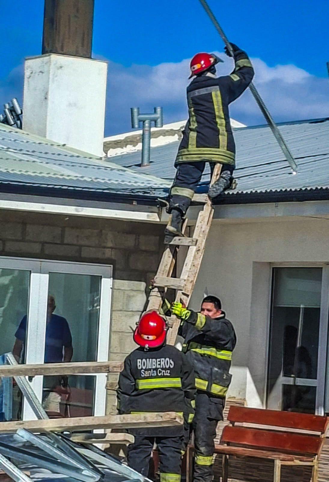 El viento arrancó un techo enteró de 12 metros en el barrio Los Sauces de Río Gallegos