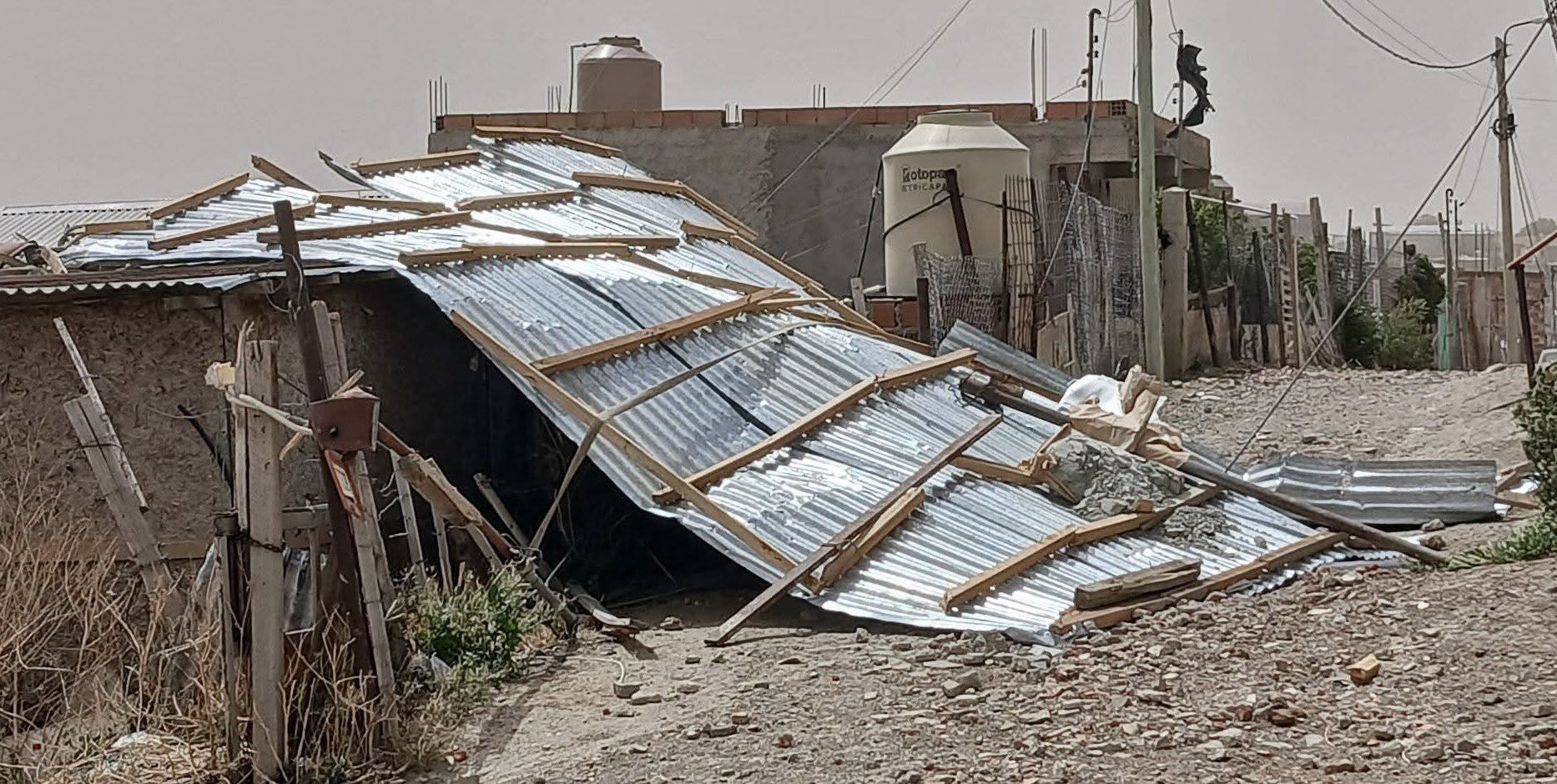 En algunos barrios de Comodoro, las ráfagas llegaron a medir 240 km por hora.