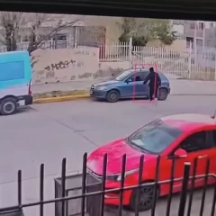 VIDEO. Un ladrón sustrajo una notebook del auto de una docente frente a una escuela en Pico Truncado