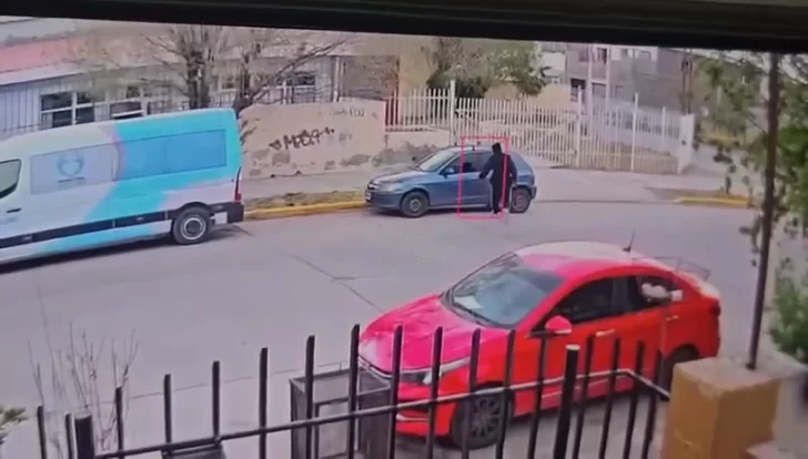 VIDEO. Un ladrón sustrajo una notebook del auto de una docente frente a una escuela en Pico Truncado