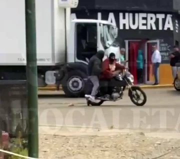 VIDEO. A punta de pistola, motochorros robaron siete millones de pesos a plena luz del día VIDEO. A punta de pistola, motochorros robaron siete millones de pesos a plena luz del día