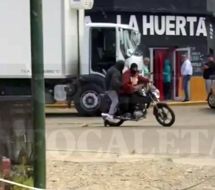 VIDEO. A punta de pistola, motochorros robaron siete millones de pesos a plena luz del día