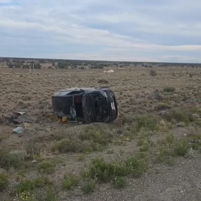 Intentó evadir un control policial en la ruta, sobrepasó varios vehículos en contramano y volcó