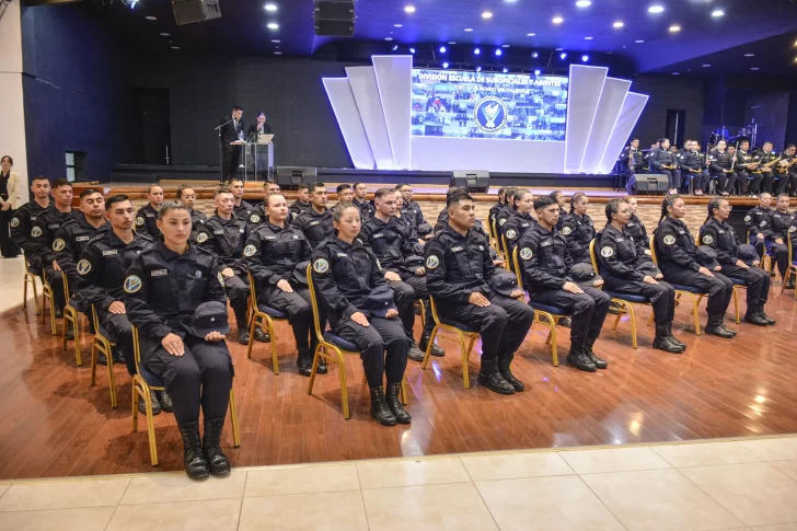  Algunos de los nuevos integrantes de la Policía de Santa Cruz. FOTO: GOBIERNO