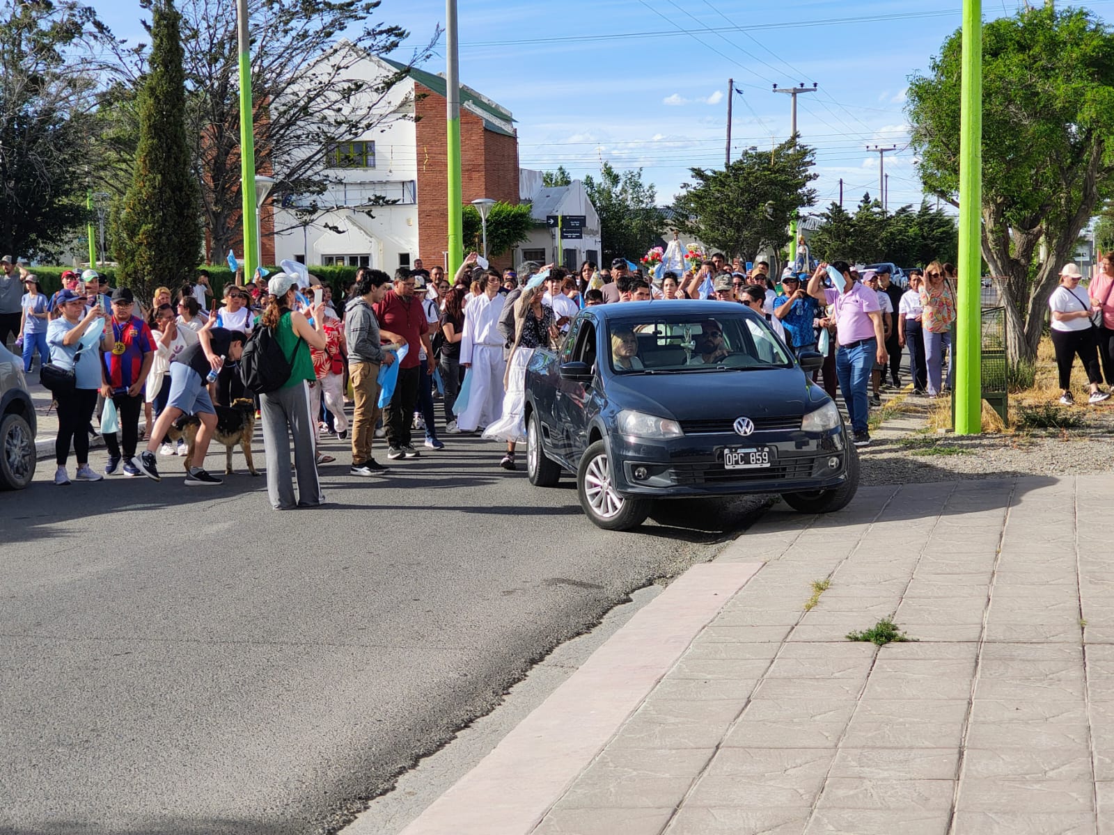  El clima de oración se sostuvo durante todo el trayecto, donde familias completas marcharon rezando y cantando.