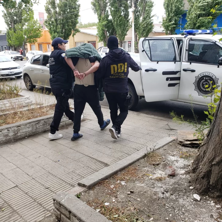  El detenido, de apellido Álvarez, tras ser atrapado por la Policía. FOTO: POLICÍA SANTA CRUZ