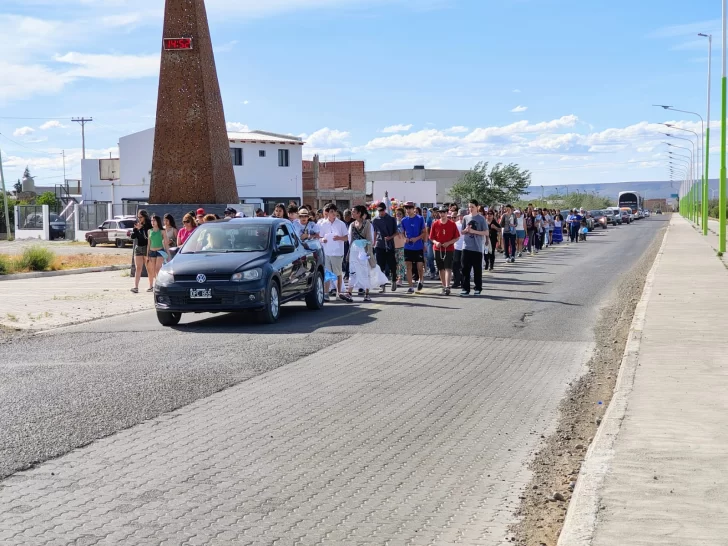  La caminata estuvo marcada por una temperatura cercana a los 30 grados. A pesar del calor, los peregrinos avanzaron con fervor mientras distintos centros de residentes sumaban imágenes de la Virgen bajo diversas advocaciones.