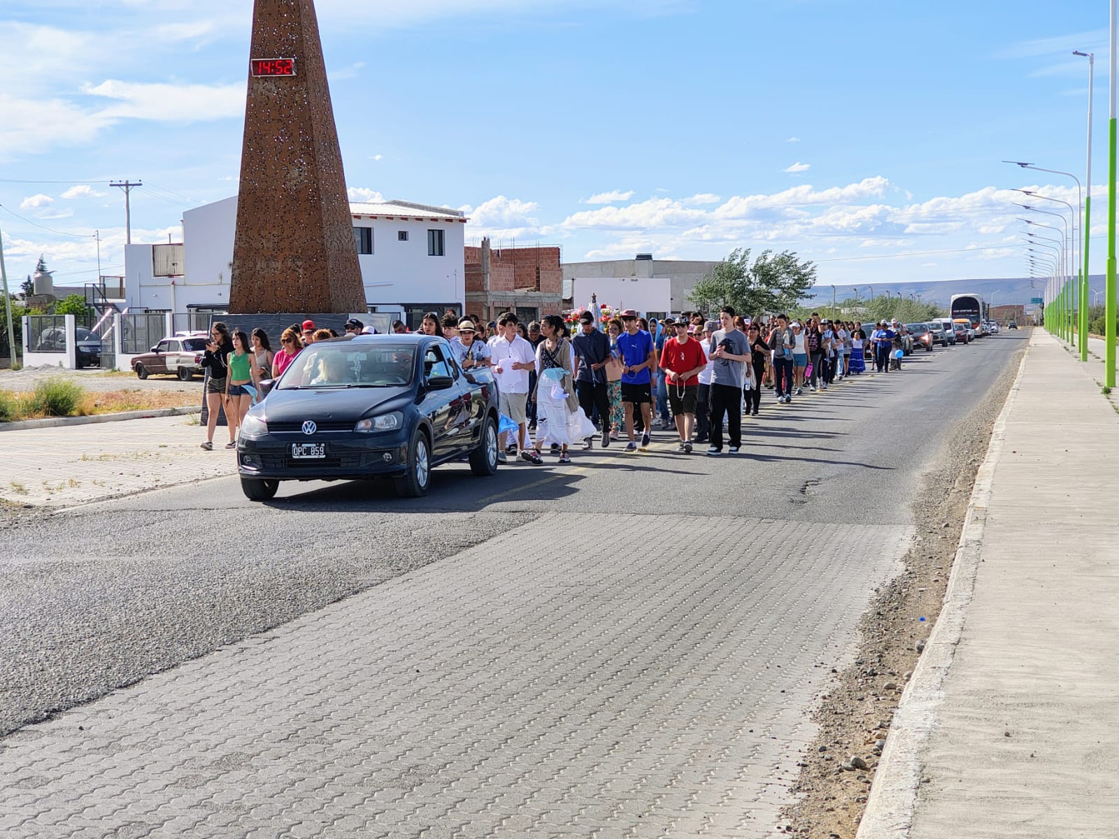  La caminata estuvo marcada por una temperatura cercana a los 30 grados. A pesar del calor, los peregrinos avanzaron con fervor mientras distintos centros de residentes sumaban imágenes de la Virgen bajo diversas advocaciones.