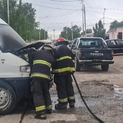 Una trafic se incendió en Las Heras y fue sofocada a tiempo por Bomberos Una trafic se incendió en Las Heras y fue sofocada a tiempo por Bomberos